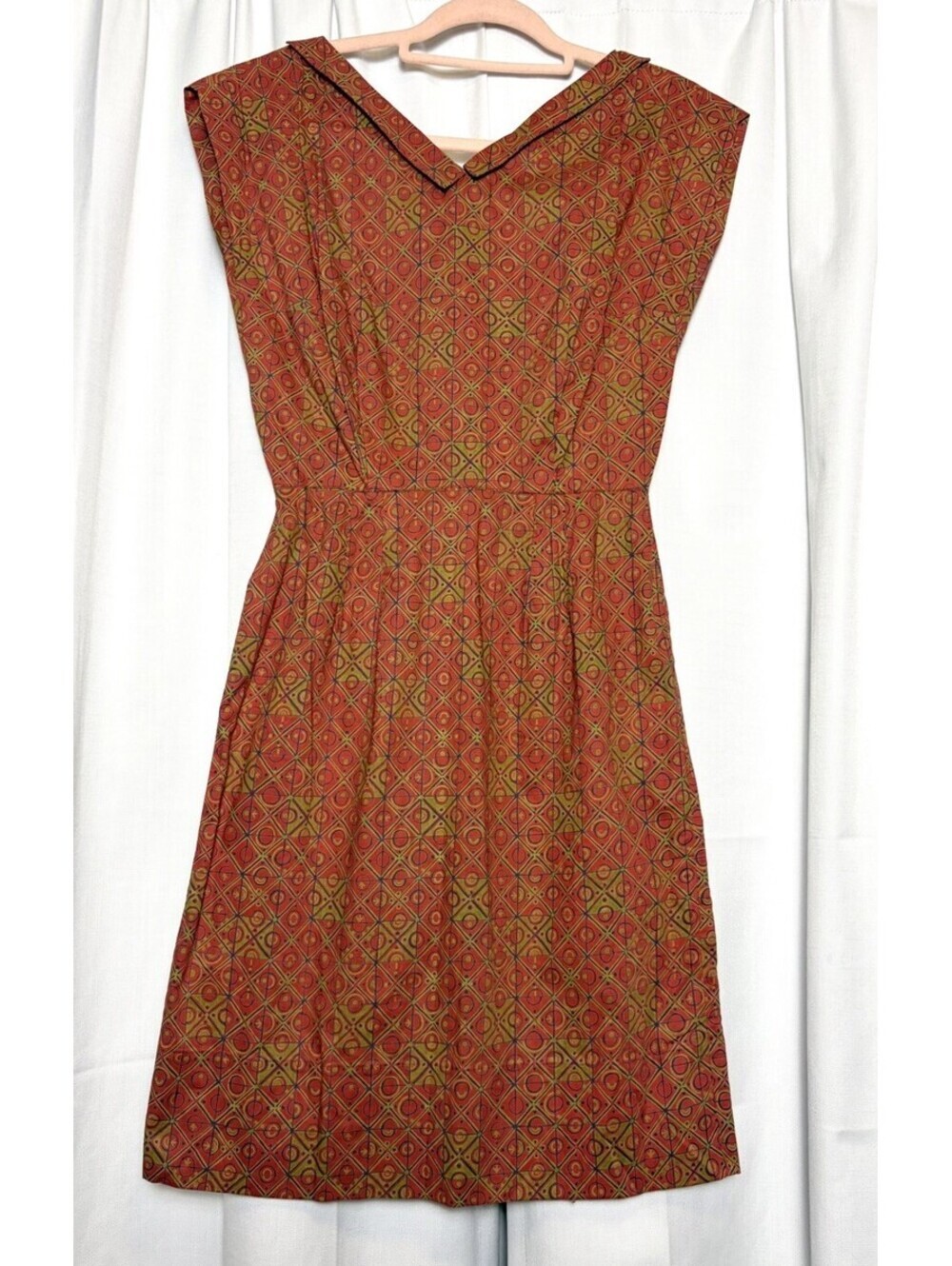 1950s Vintage Handmade Cotton V Neck Printed Red & Brown Wiggle Dress Small.